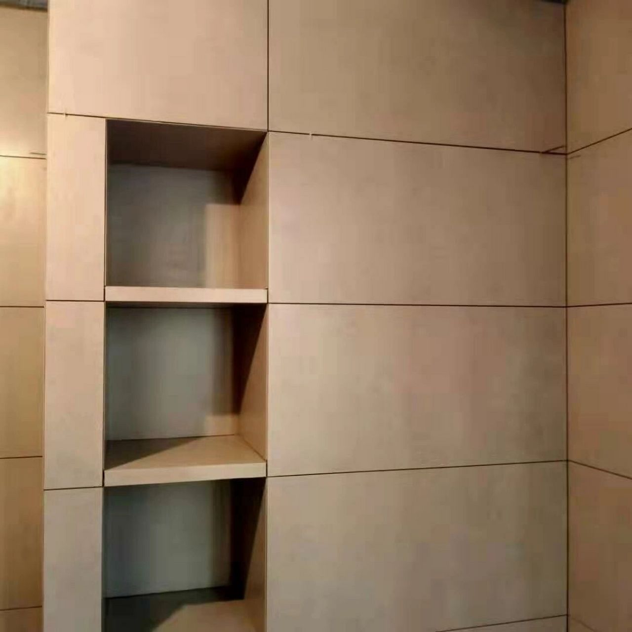 卫生间哑光瓷砖效果不错,瓦工师傅手艺在线[赞同]做的大壁龛工艺细致