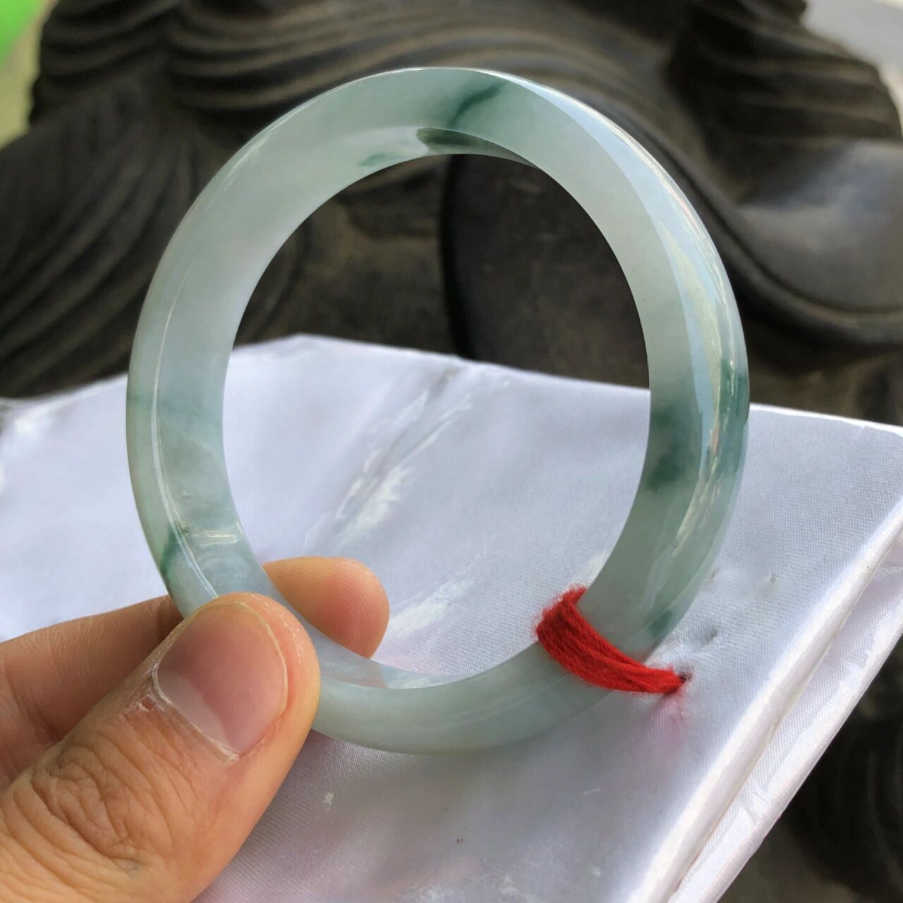 翡翠手镯卖掉多少钱(翡翠手镯多少钱有收藏价值) 第2张