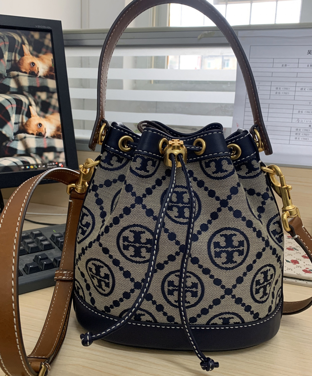 tb 老花水桶包到底有多能装呢 好喜欢我的小水桶 	 有姐妹让我拍个