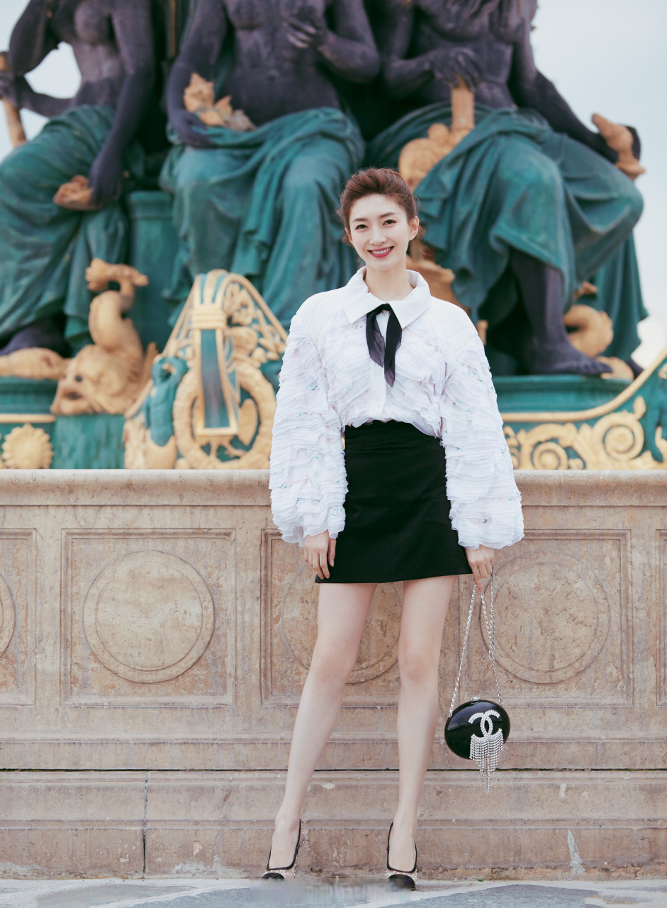 江疏影# 穿黑色迷你小短裙亮相 美腿吸睛