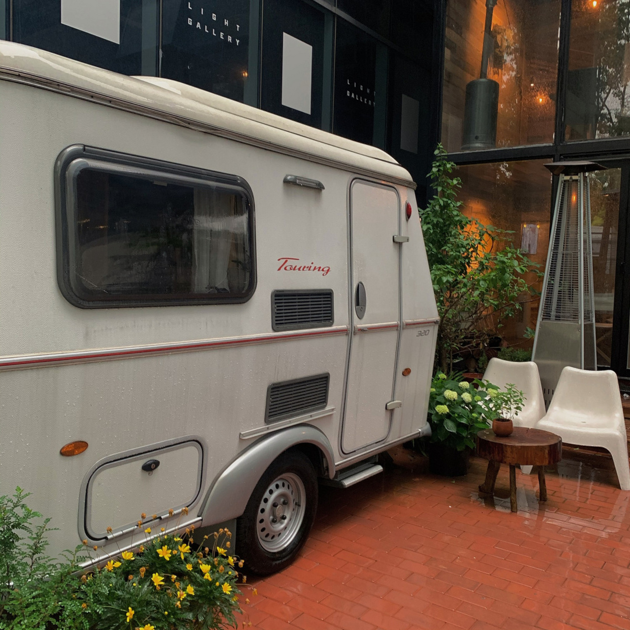 弥鹿餐厅 x 大白熊营地 一家很有特色的野营餐厅 门口有一辆白色房车