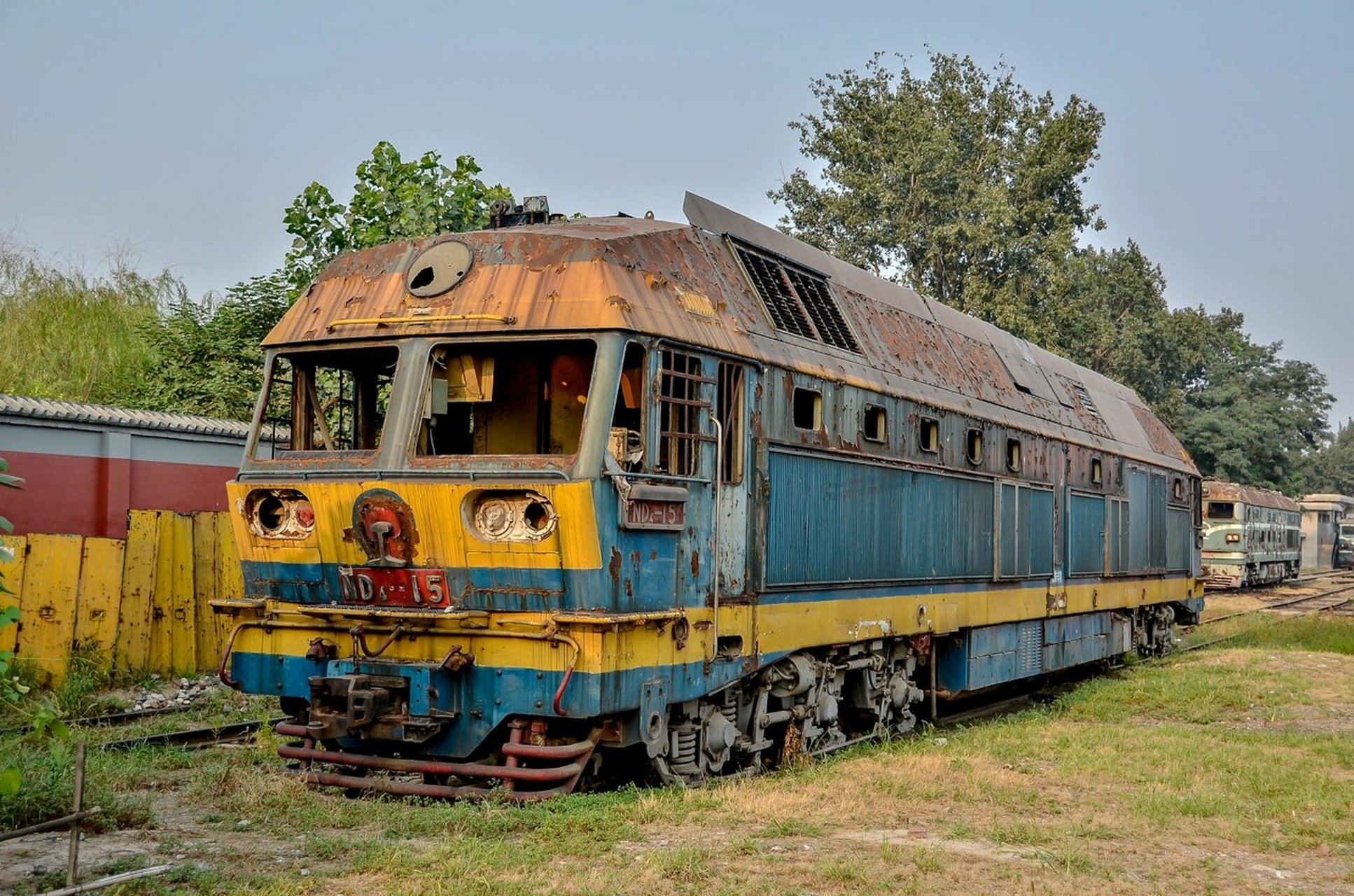 废墟摄影 北京废弃火车全国唯一一台nd4 80年代丰台机务段从法国进口