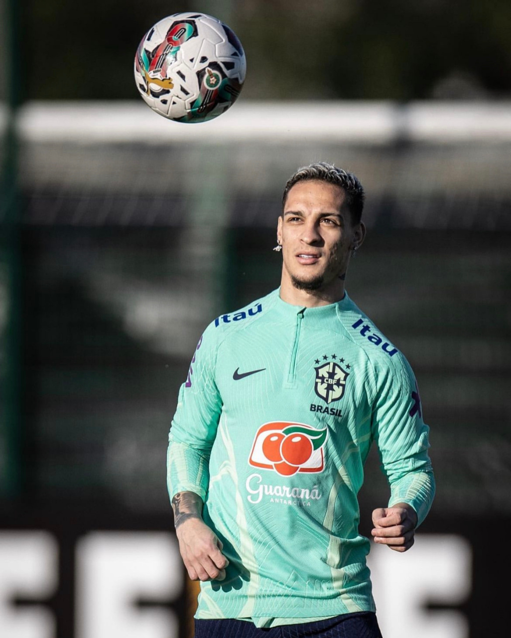 【安东尼因家暴指控退出本期国家队】巴西足协官方宣布,曼联边锋