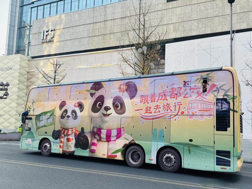 成都公交"熊猫旅游专线"迎来新成员,一辆全天窗视野,双层巴士开通