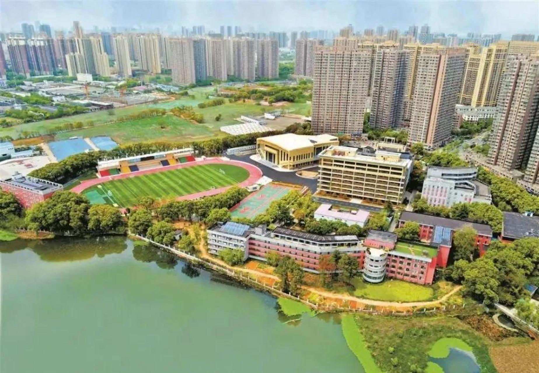 武汉市洪山高级中学位于湖北省武汉市洪山区雄楚大道856号,南湖北岸