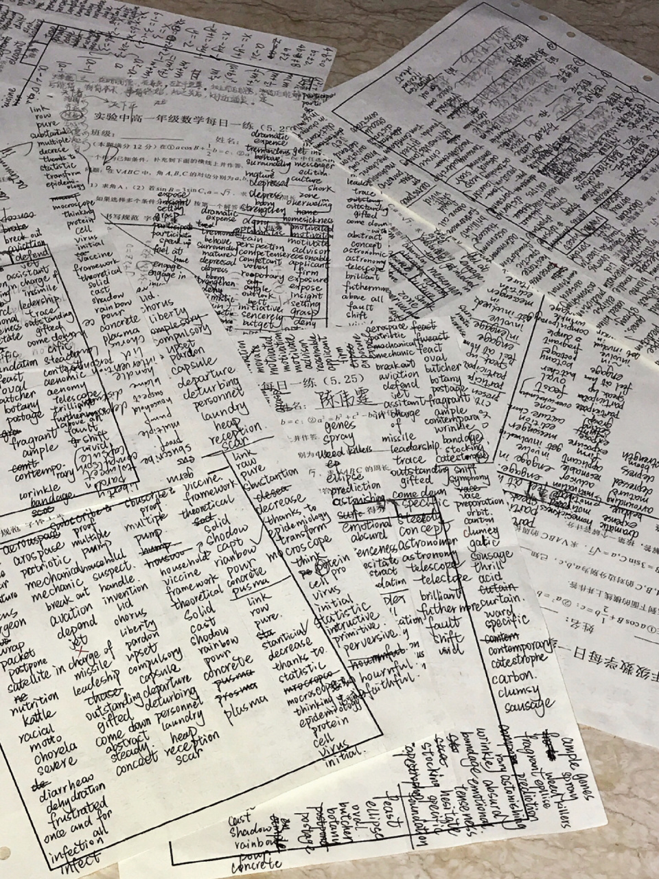 一组草稿纸壁纸 是旧图啦(最近突然间有一点小火) 所以把原图找出来了