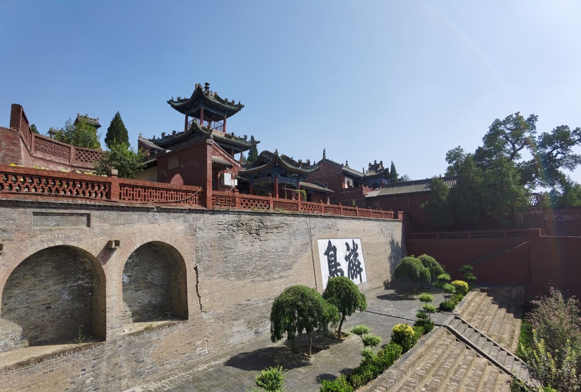 河津旅游随笔:九龙庙 九龙庙又名玄武庙或真武庙,三面荡空,居势高峻