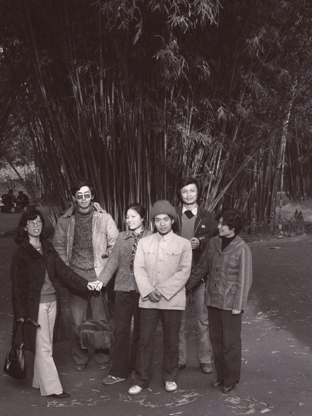自左至右:舒婷,北岛,谢烨和顾城,李钢,傅天琳1986年在成都望江公园