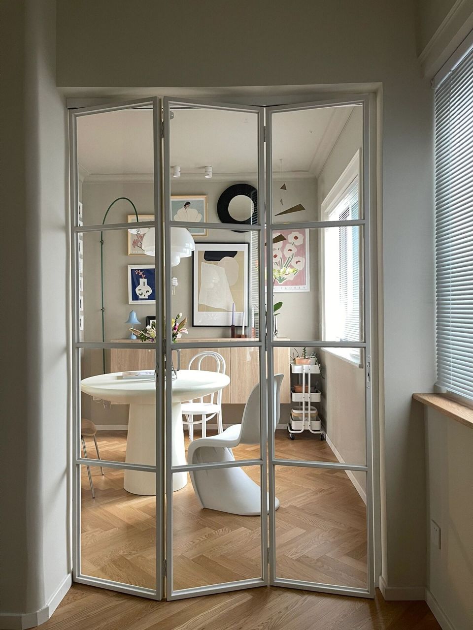 玻璃门|隔而不断 铁椅折叠门就是比钛合金折叠门美100倍 极简白色折叠