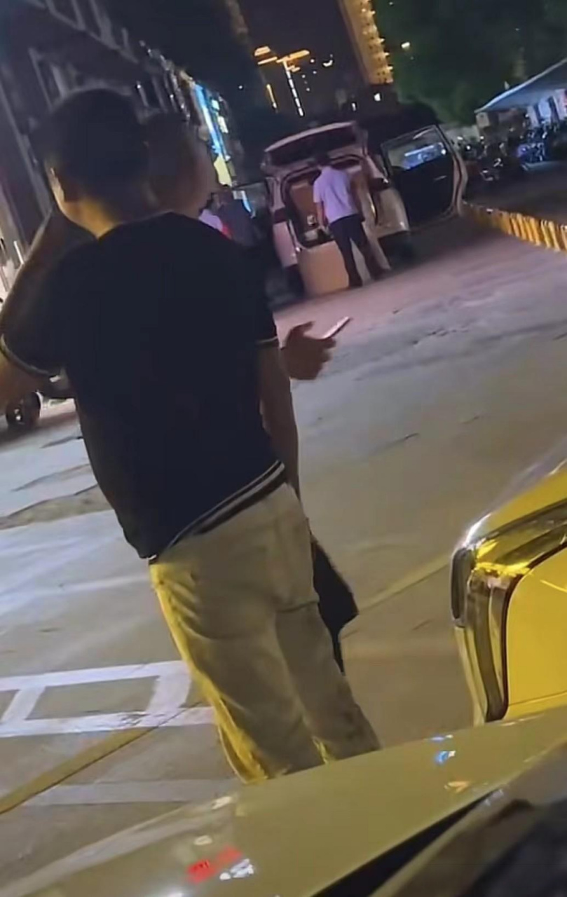 对此,大家虽然见怪不怪,但有一位路人却说,如果没有阿冒,莆田就是一座