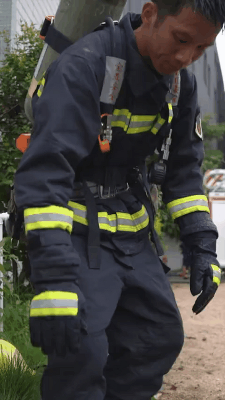 [心] 】当了消防员,才懂得守护平安的意义,你流汗的样子真帅!