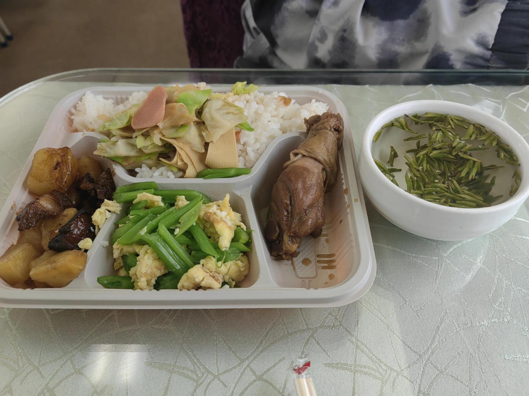 怎么从来没有人说过火车盒饭这么合适 坐绿皮火车回家,心血来潮在餐车