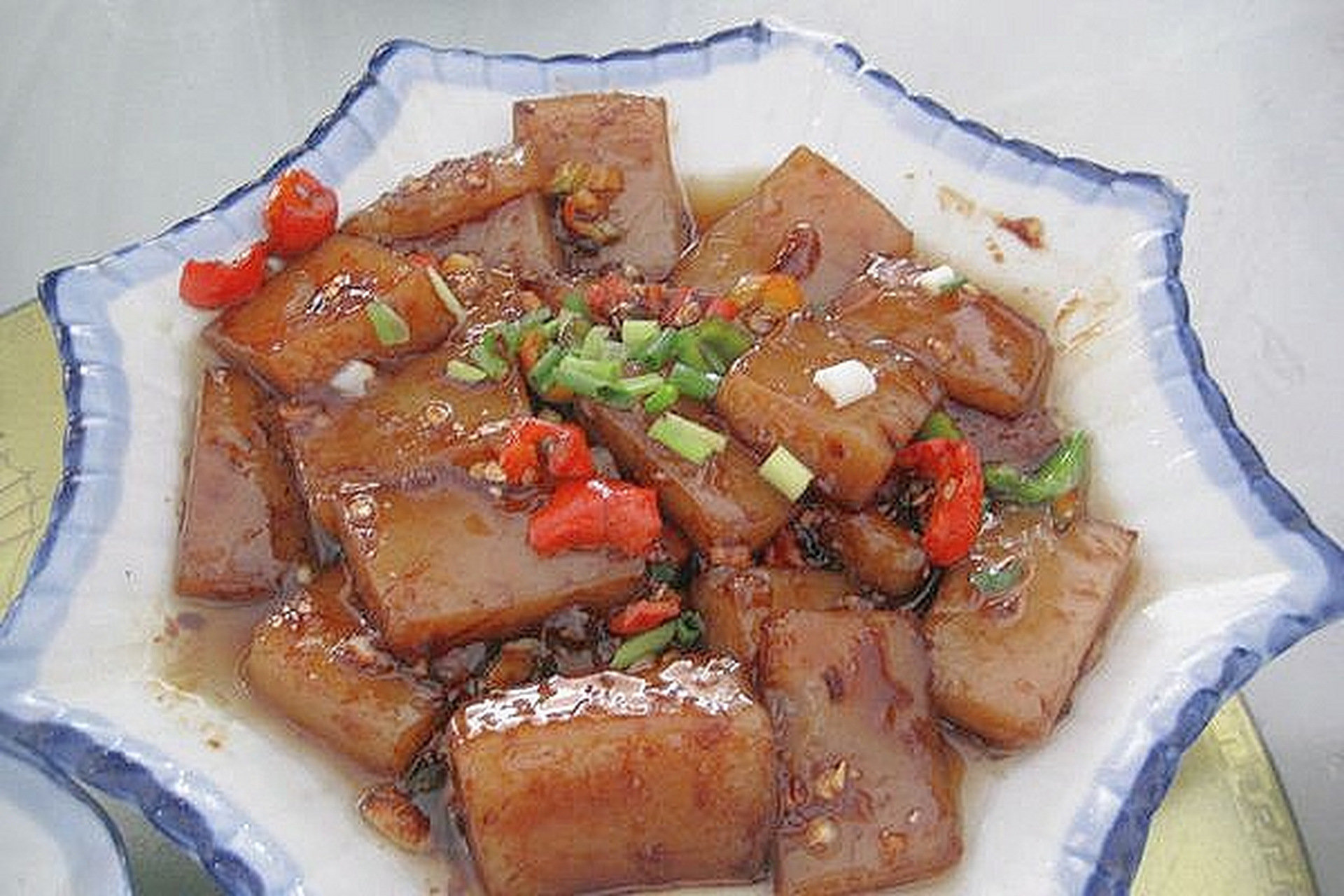 苦槠豆腐的营养与功效 苦槠豆腐吃起来细,软,糯,滑,清香爽口,是一种