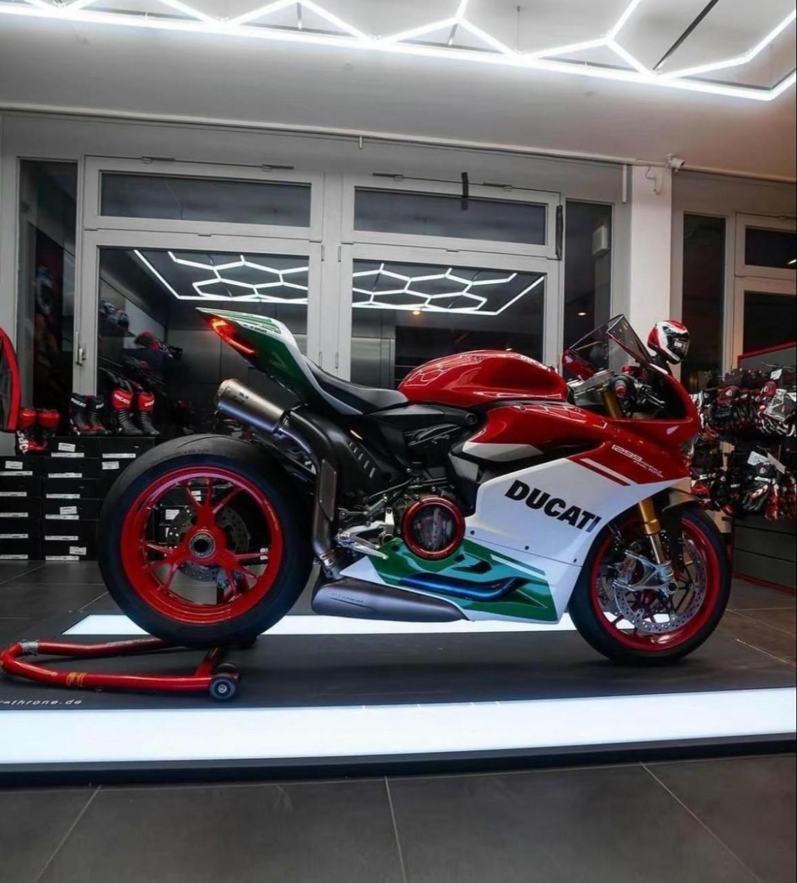 今天带大家看一下价值9个w的排气管,杜卡迪1299r联名 全球限量1299套