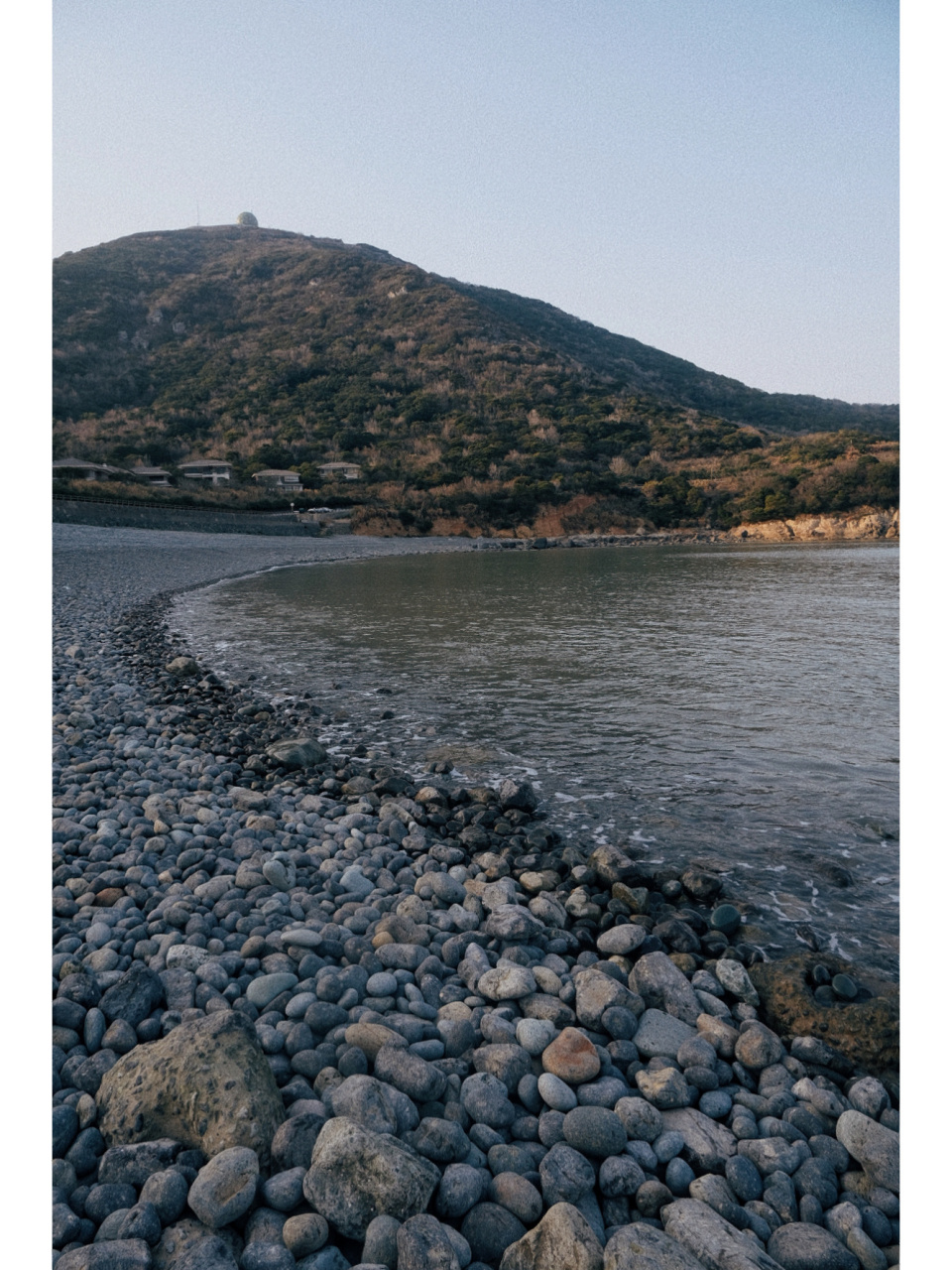 乌石塘在朱家尖岛中心镇大洞岙东的樟州湾西岸,南岸,环卧着两条"瘟