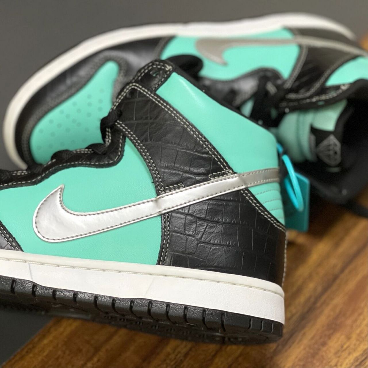 这双钻石联名sb dunk high蒂芙尼蓝,即便七年后的今天来看,依然是光彩