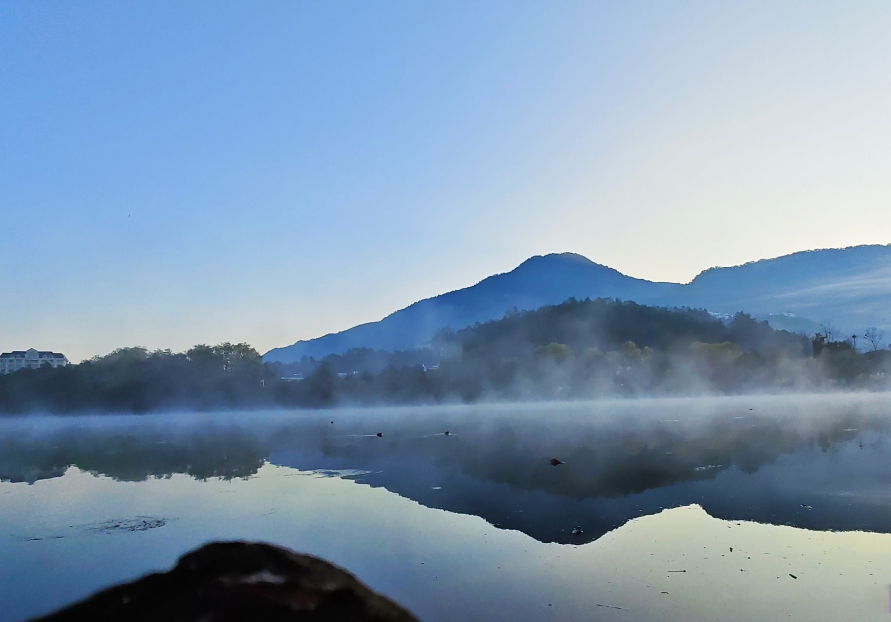 寻美云南# 【腾冲东湖:晨之清朗,暮之浓酽】东湖位于云南保山腾冲适 