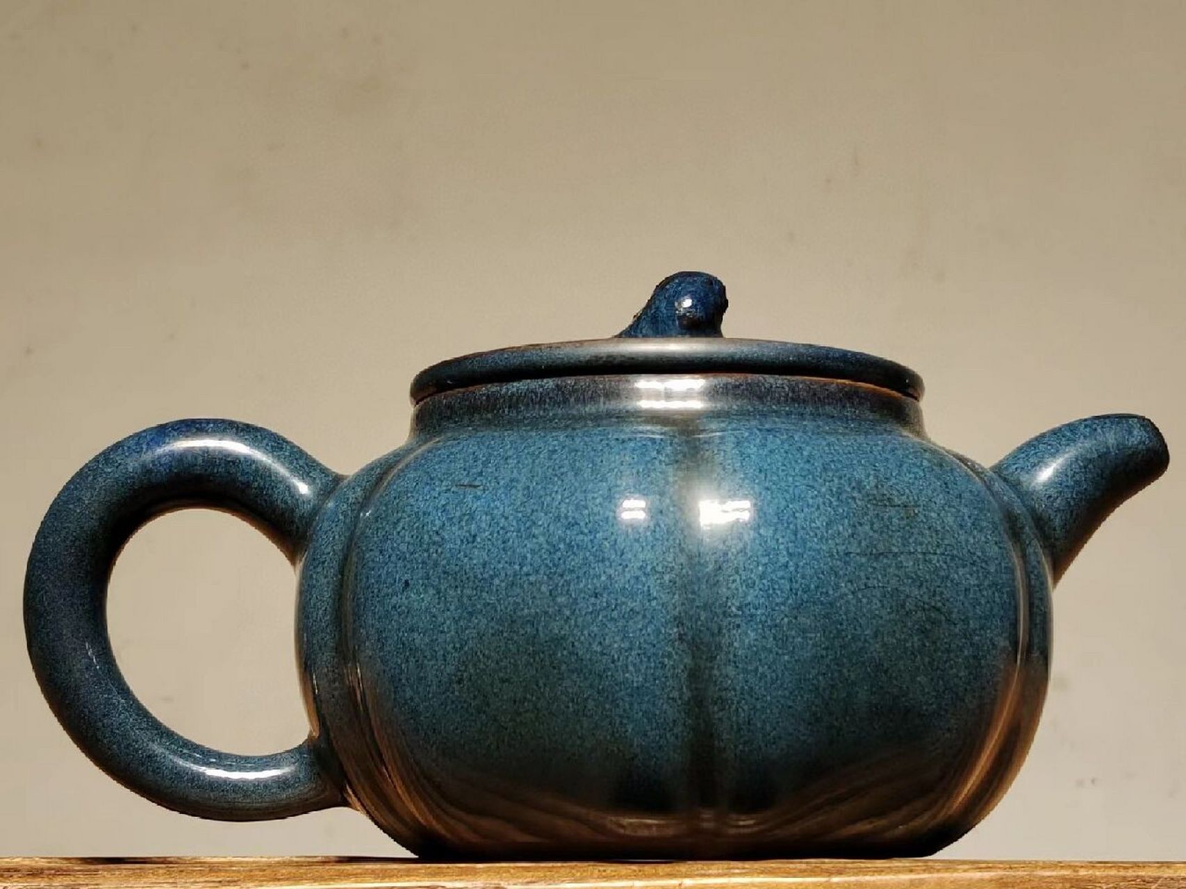 (葛明祥制)挂釉紫砂壶 (葛明祥制)挂釉紫砂壶 器型工整 出水流畅 品相