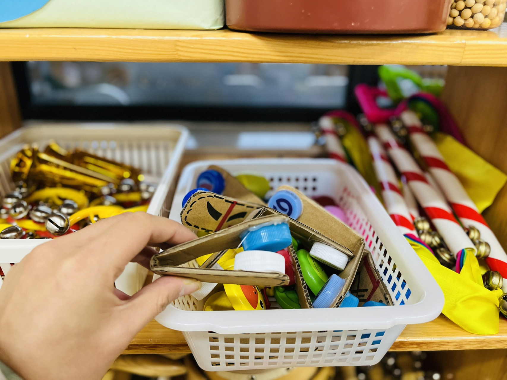 幼儿园表演区布置及其材料投放 悦享区域,心随"音"动 ,身随"舞"动.
