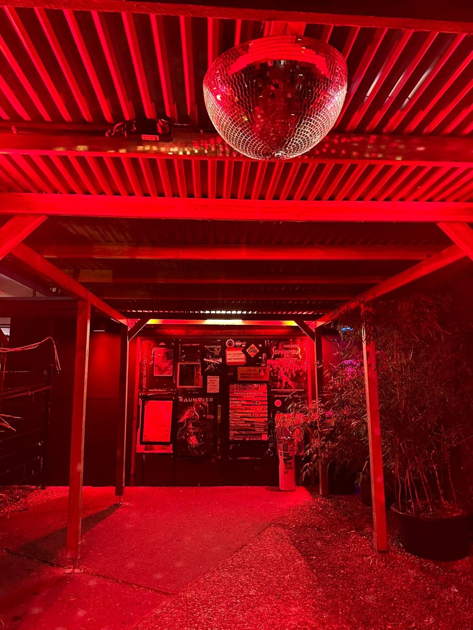 探访柏林最疯狂的kitkat club 去了以crazy闻名的kitkat,确实都穿得很