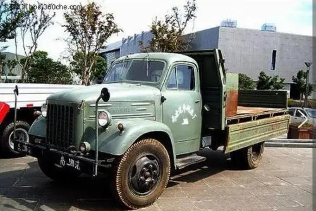 熟悉的跃进nj130型,两吨半载重车,nj230越野车,南汽在80年代初推出