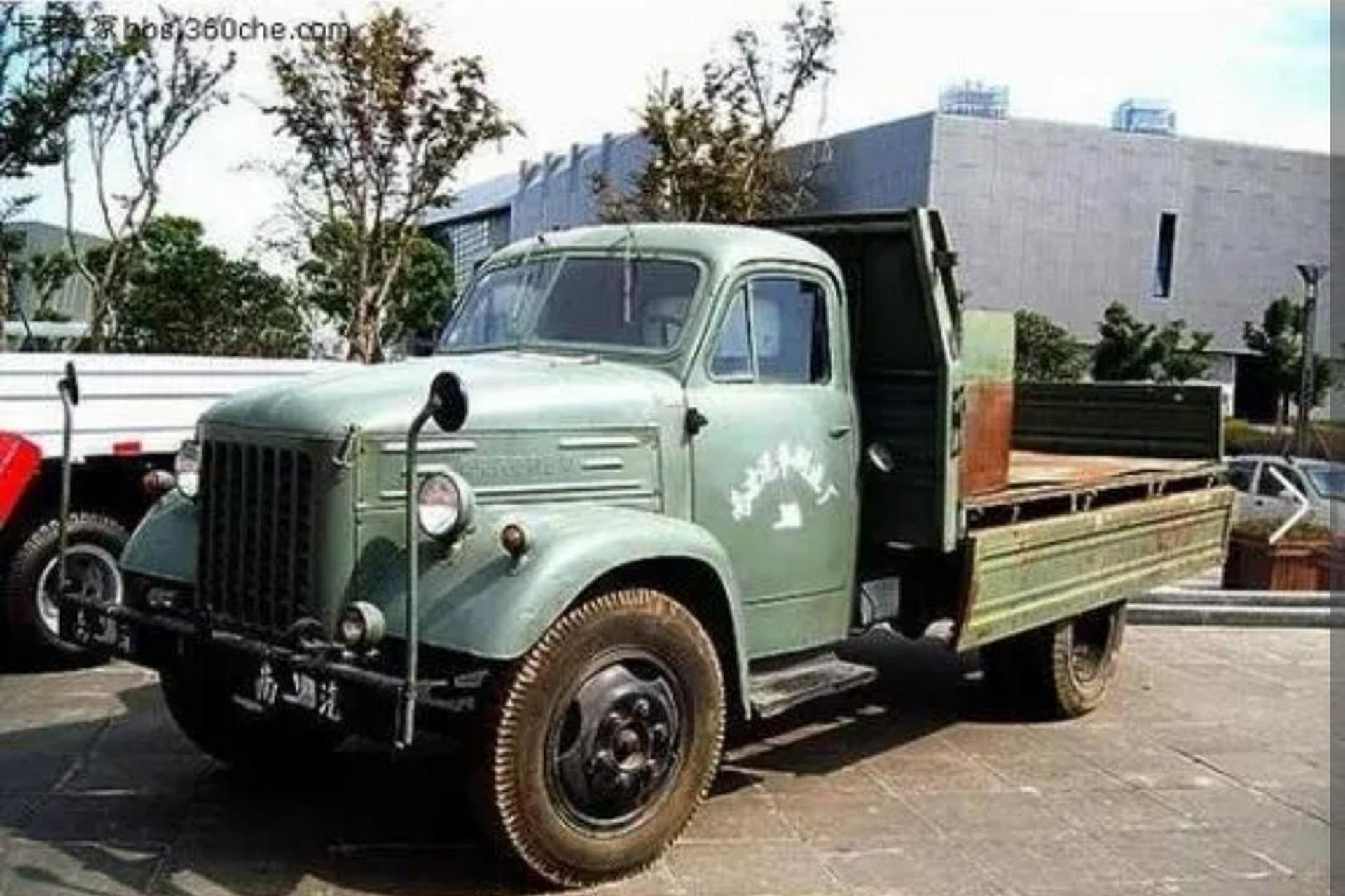 熟悉的跃进nj130型,两吨半载重车,nj230越野车,南汽在80年代初推出