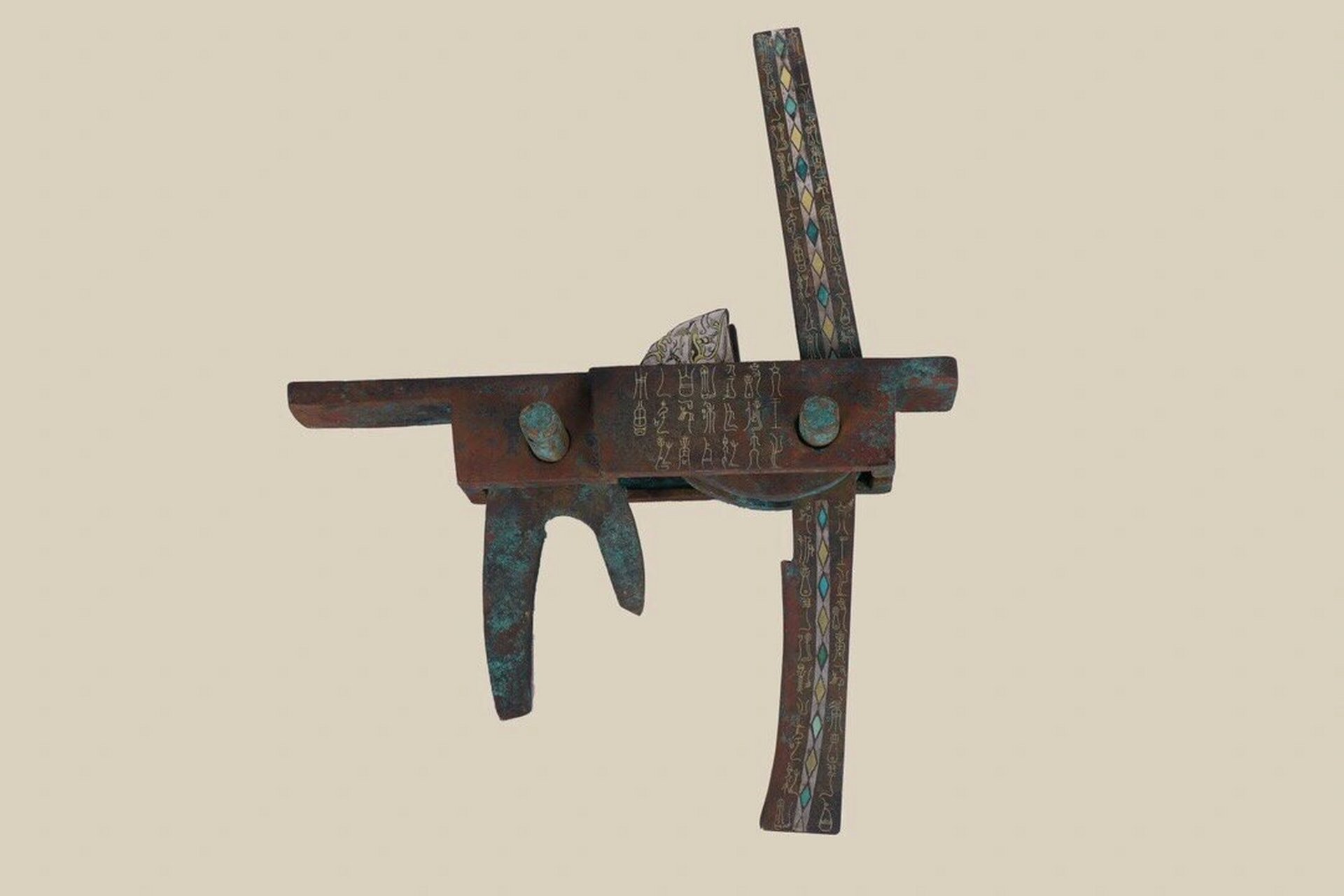 战汉 青铜弩机 【规格】高26cm 长40cm 重4350克 【详述】 青铜弩机