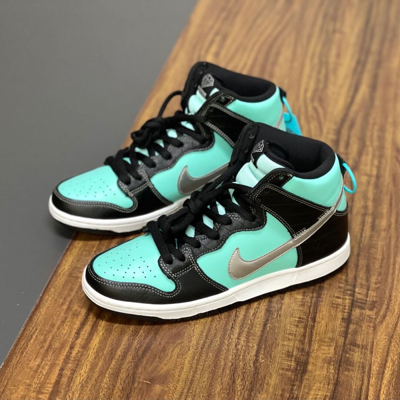 这双钻石联名sb dunk high蒂芙尼蓝,即便七年后的今天来看,依然是光彩