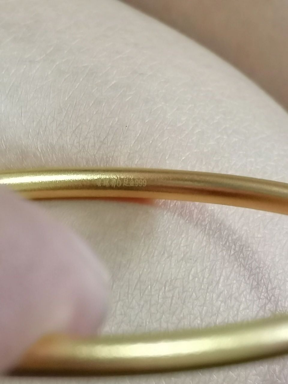 老凤祥传承手镯内圈钢印有两个 姐妹们看看你们买的老凤祥同款手镯