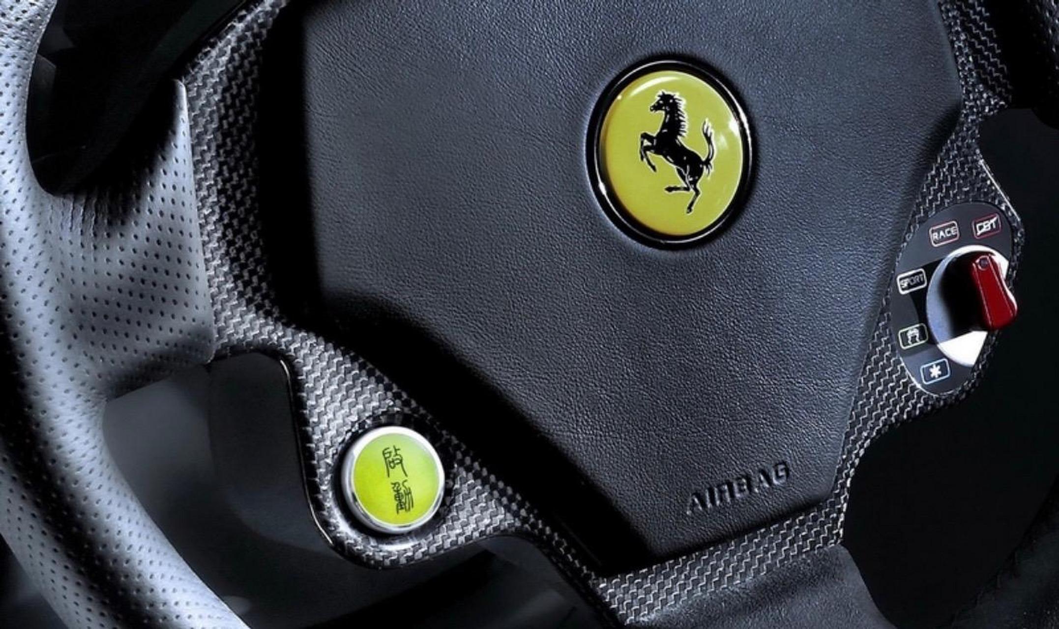 法拉利599gtb青花瓷限量版是中古国当代著名艺术家卢昊受法拉利之托