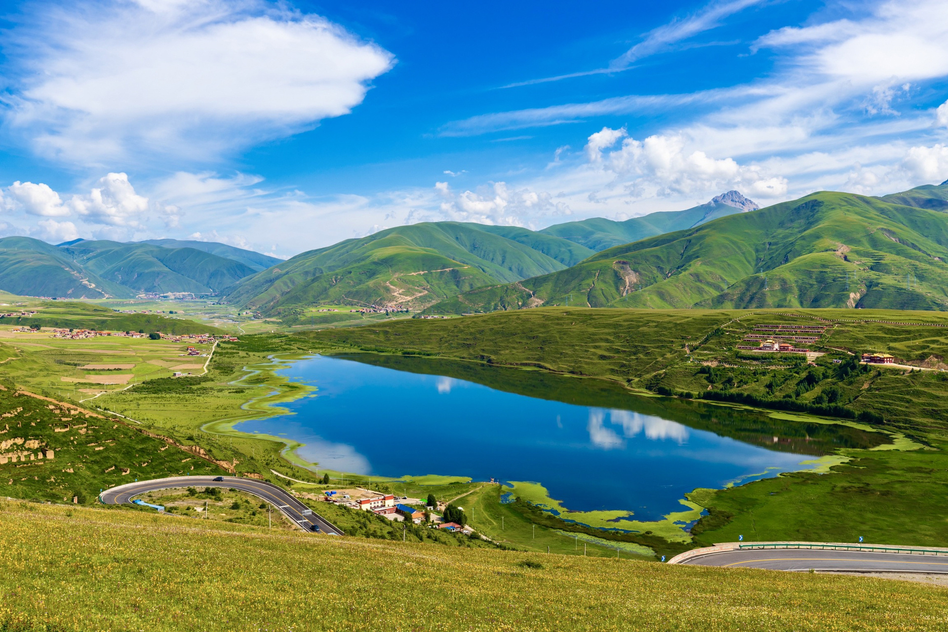 川西卡萨湖 卡萨湖,位于四川省甘孜藏族自治州炉霍县城以西70公里处