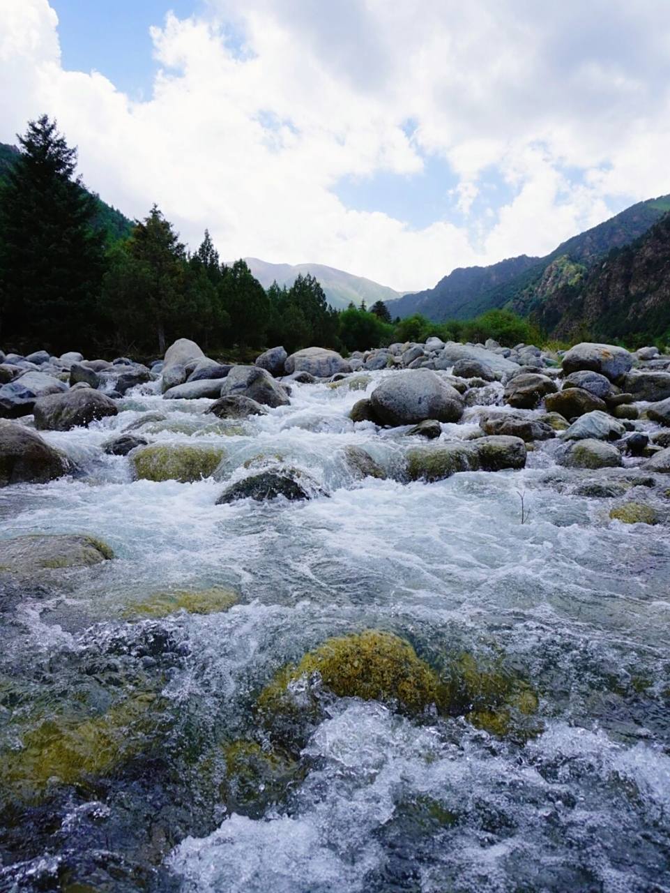 97冰沟河景区位于甘肃省武威市天祝藏族自治县祁连镇境内,距武威