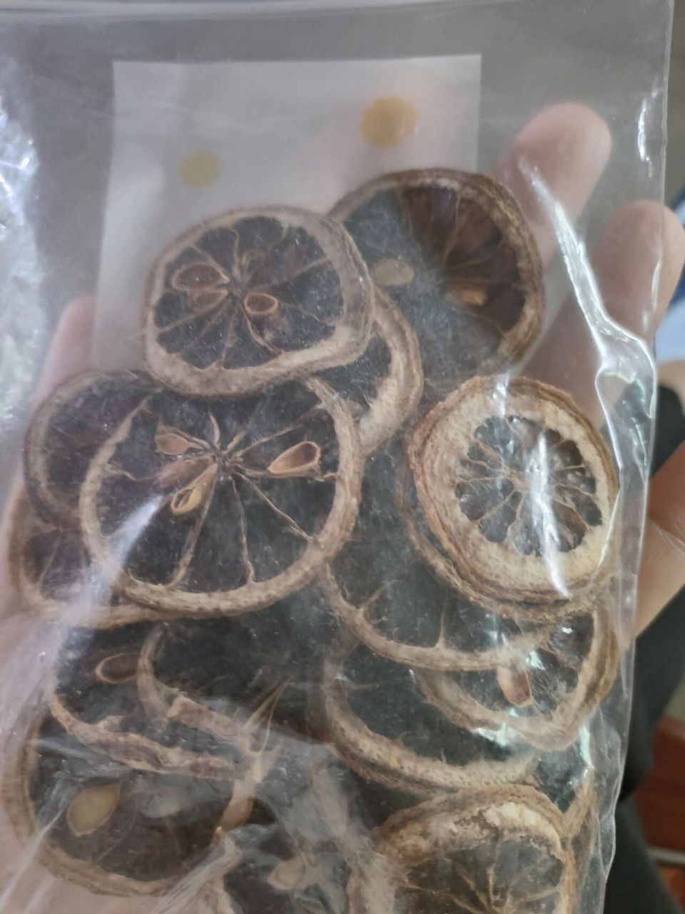 柠檬片这样还能吃吗,变黑了