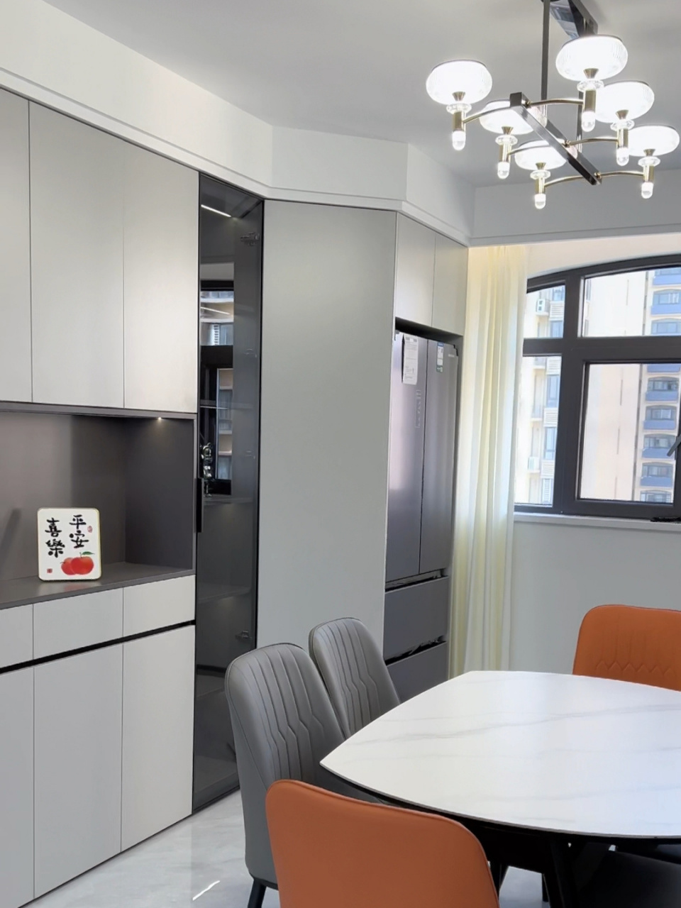 冰箱餐边柜 餐厅做了一组冰箱餐边柜,把冰箱放在餐边柜里面,节省了