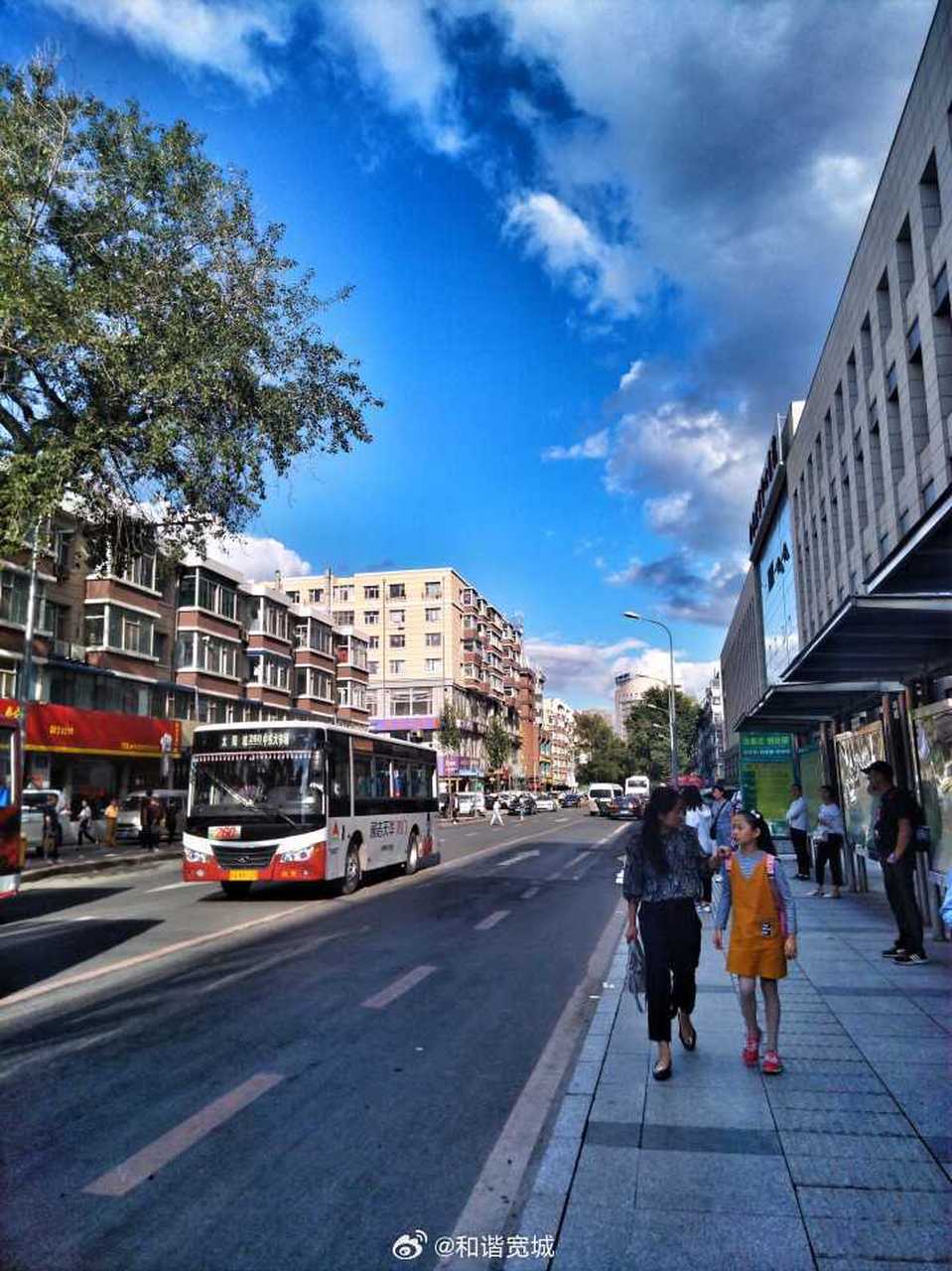 镜头里的宽城#【清晨】北人民大街和九台路交汇处的清晨(摄影: 蓝褐