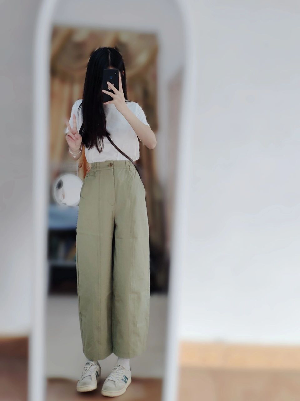 白色短袖配豆绿色裤子有点小别致哦