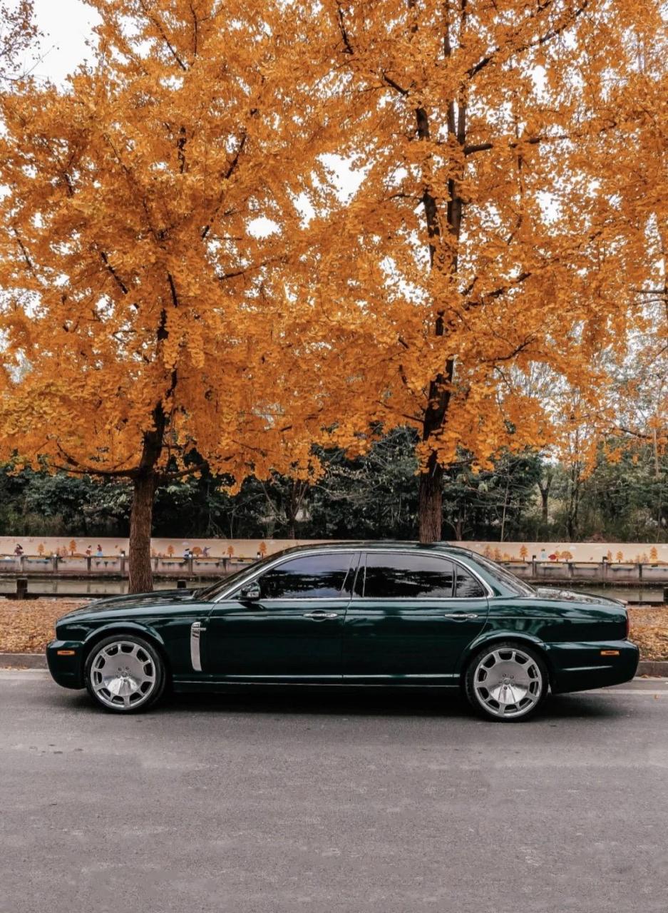 捷豹xj6l皇家加长版  经典的四眼设计,有着宾利般的豪华气场.