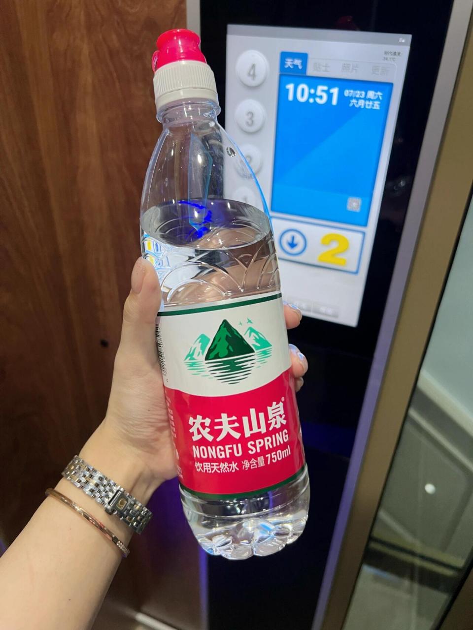 安利一下农夫山泉这款750毫升矿泉水 自带吸嘴,大容量,出门带一瓶,好