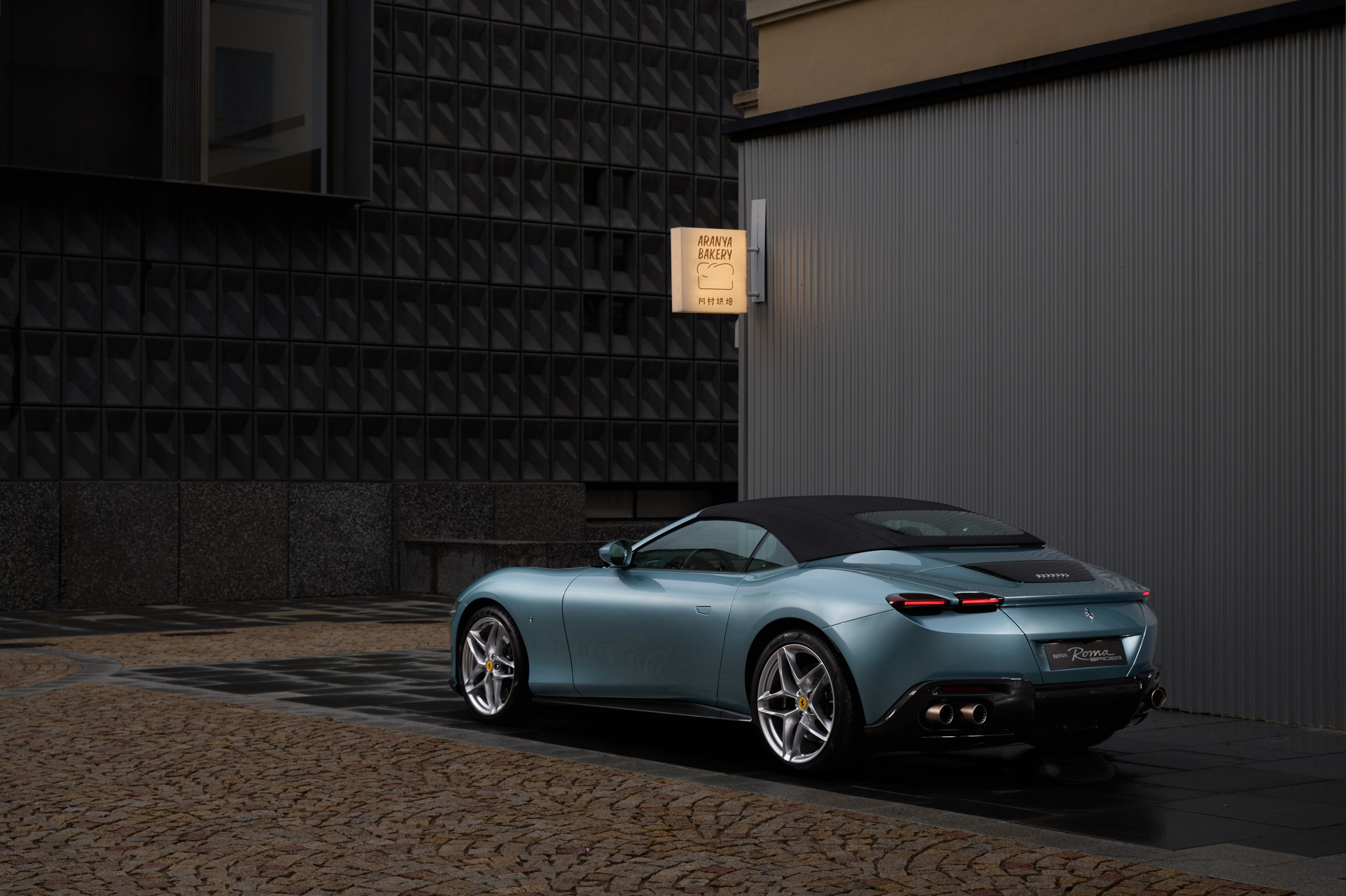 2万起,法拉利54年来首款前置发动机布局的软顶敞篷,硬顶roma起价是