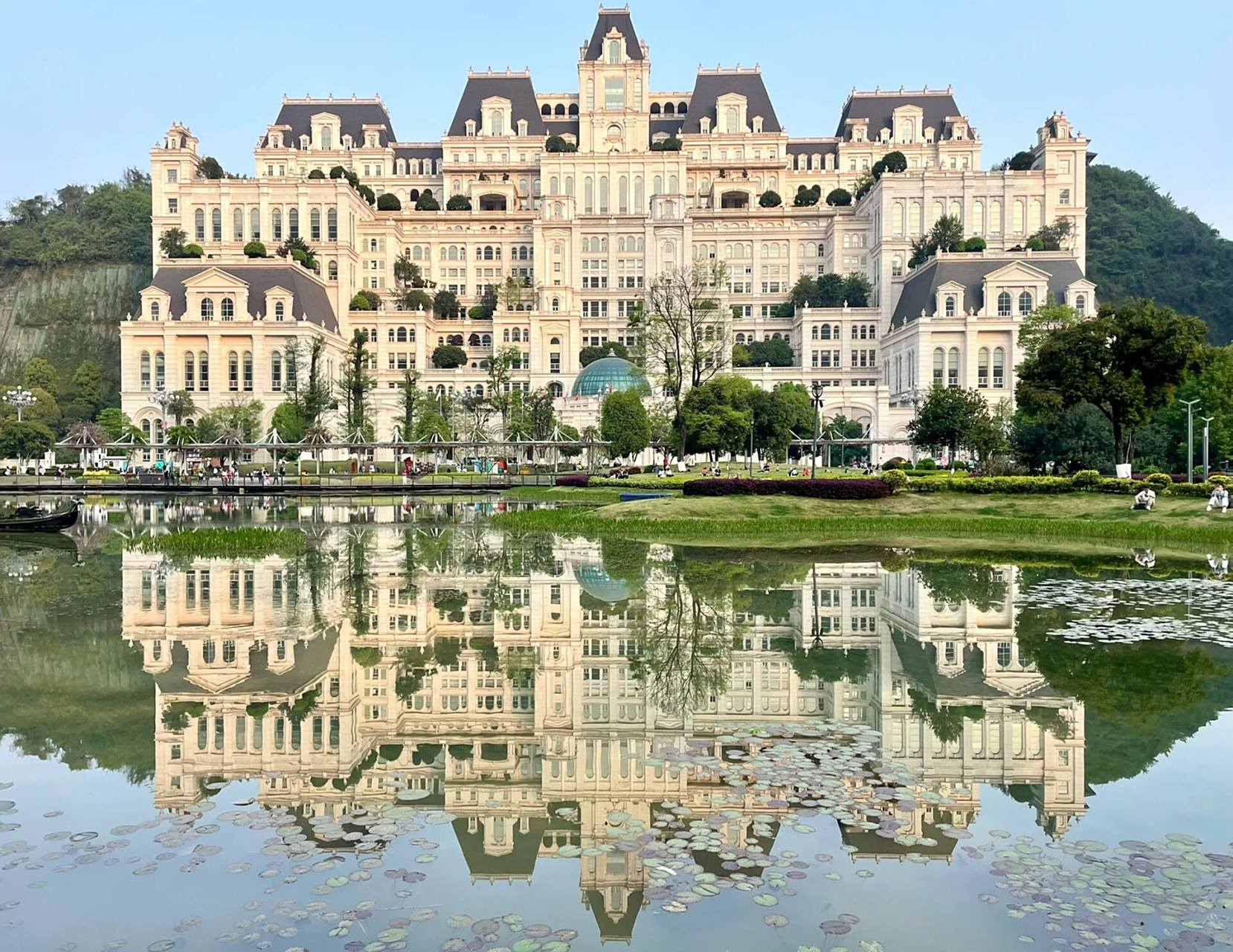 贵阳白宫全景拍摄机位 去白宫可以导航到"花果园湿地公园",图片机位都