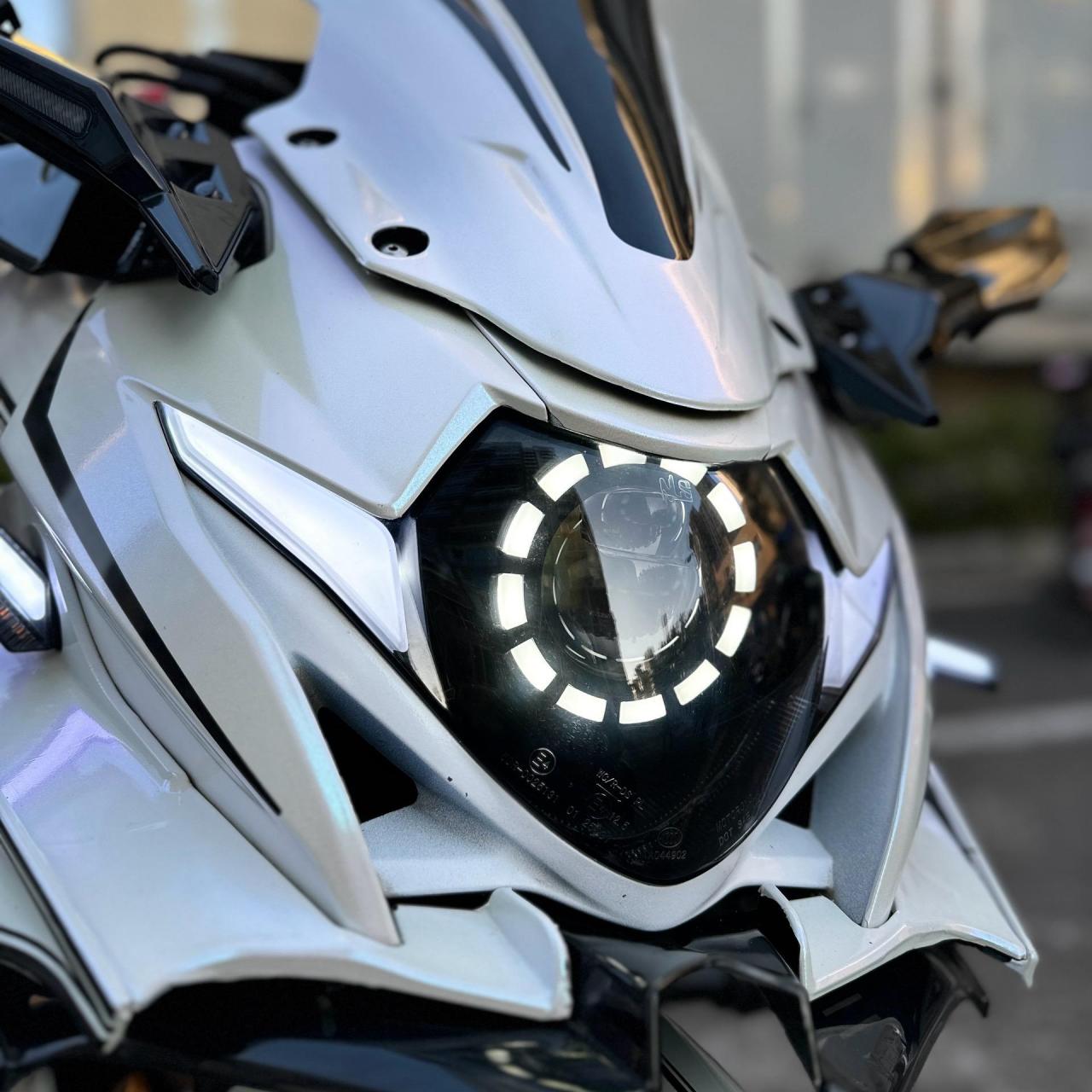 gsx250r天使眼大灯 你喜欢红色还是白色 或者有没有想过两个颜色都