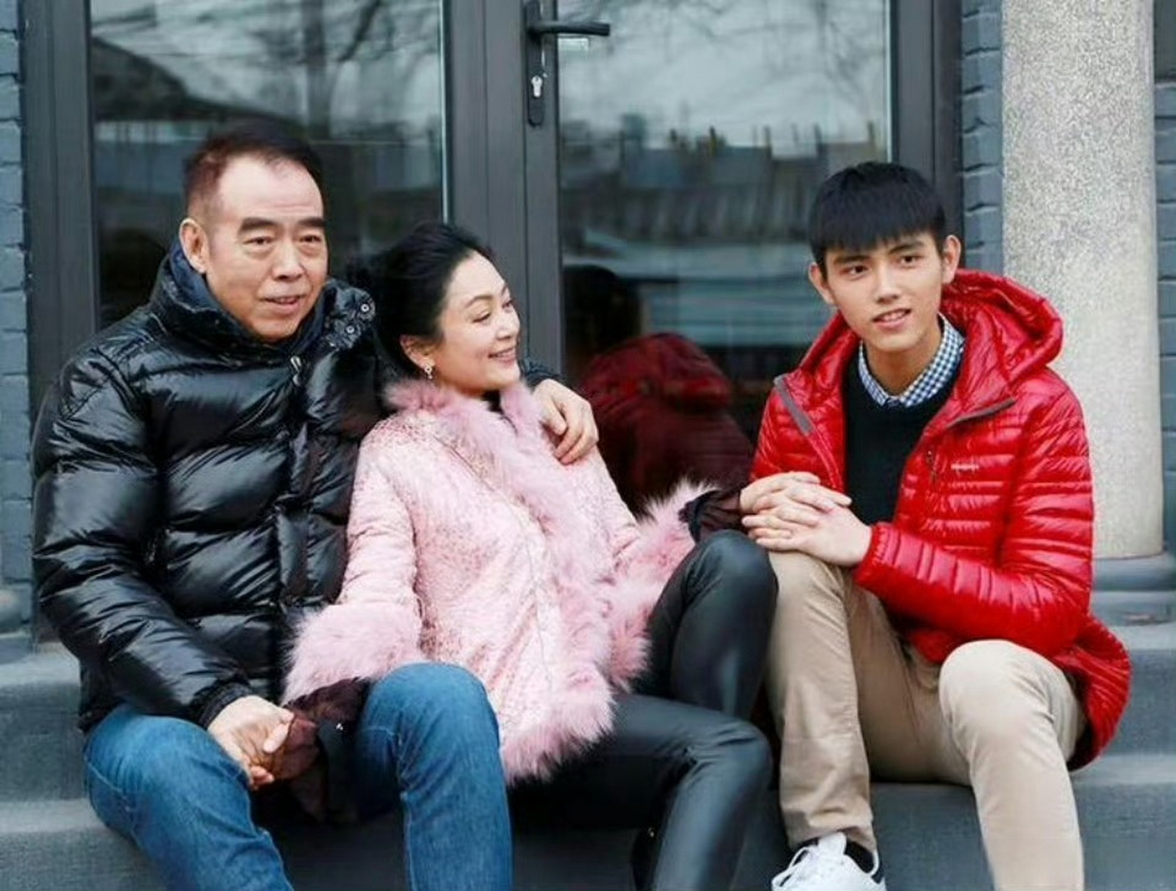 以陈凯歌和张艺谋的相貌,为啥年轻时会这么讨女人喜欢,他俩长得真的很