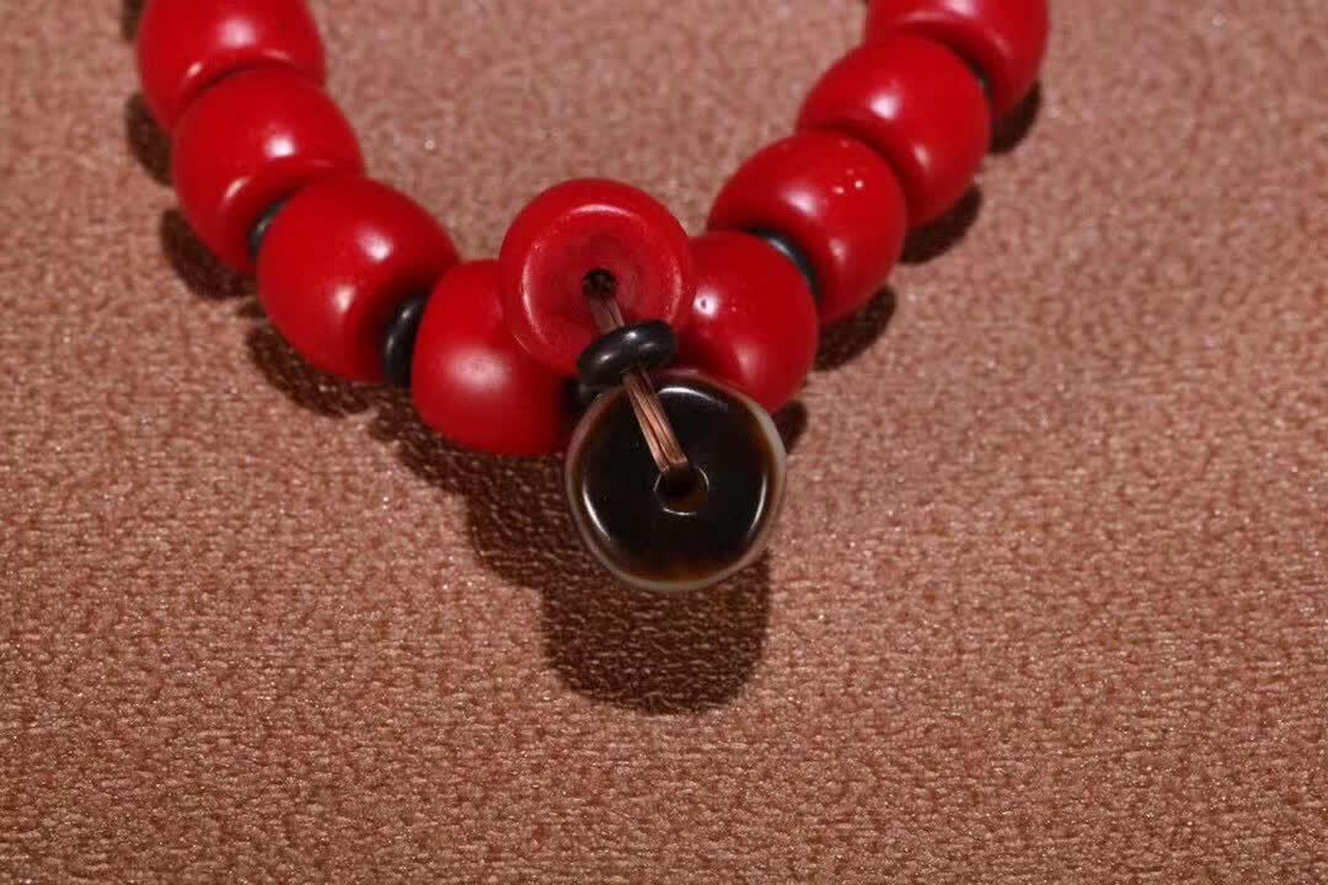 藏传·雪巴绿松石至纯虎牙天珠手串以其独特的韵味与深厚的文化内涵