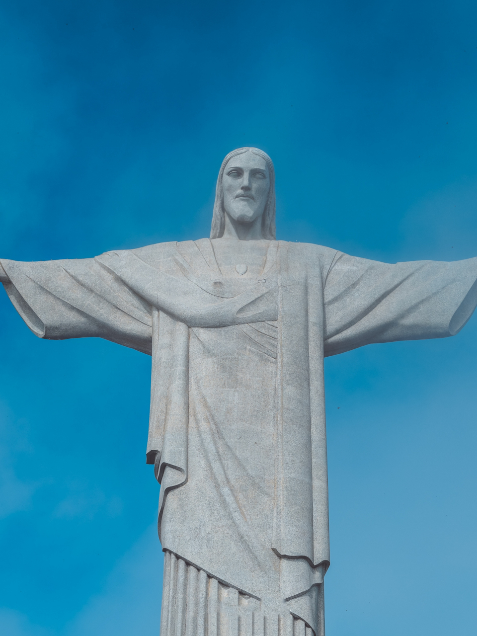 这座雕像修建的位置很妙:它位于里约中部高达七百米的基督山山顶