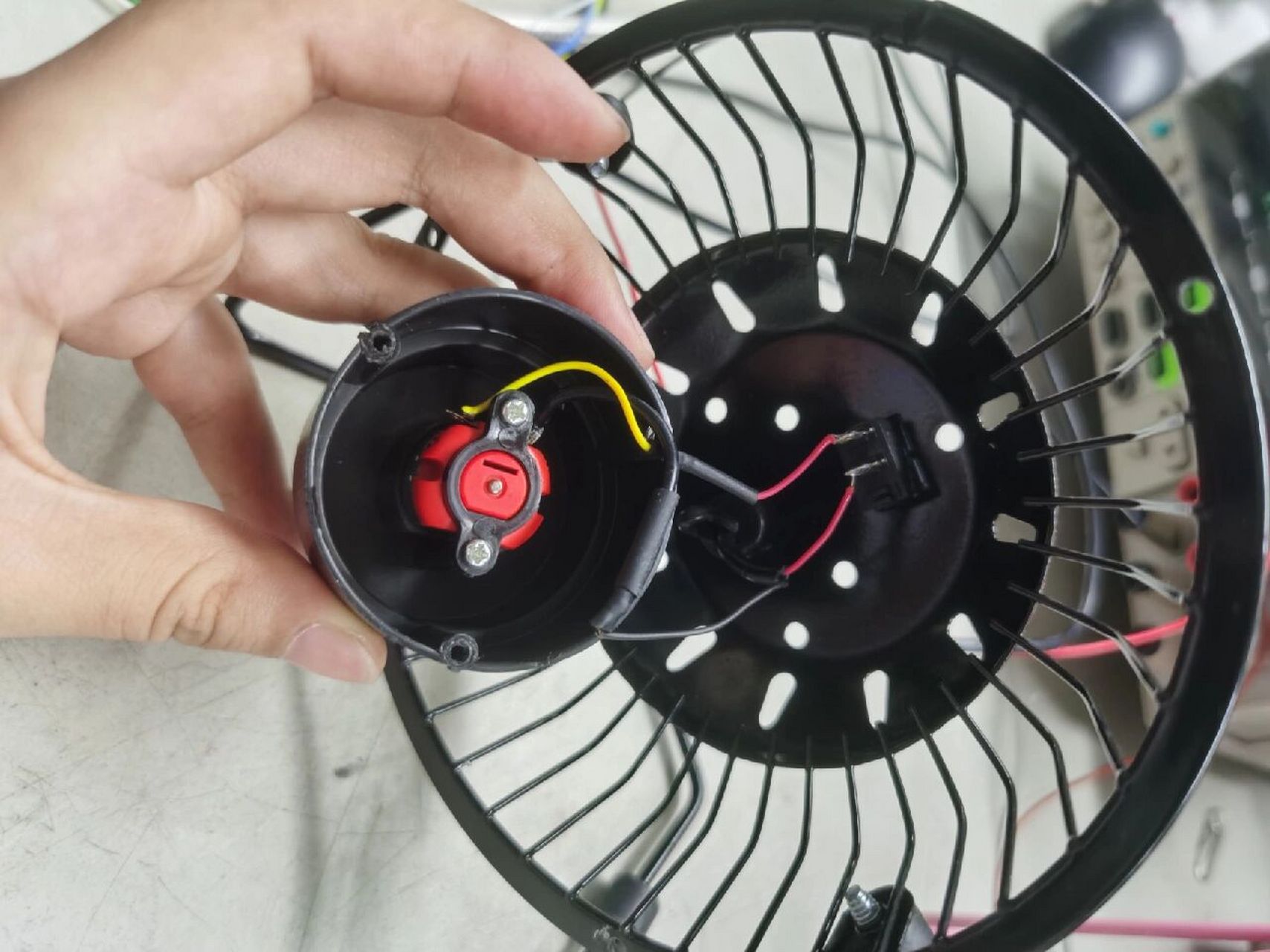 小风扇维修记 最近修卷发棒的事情让我想起之前夏天修小风扇的经历.