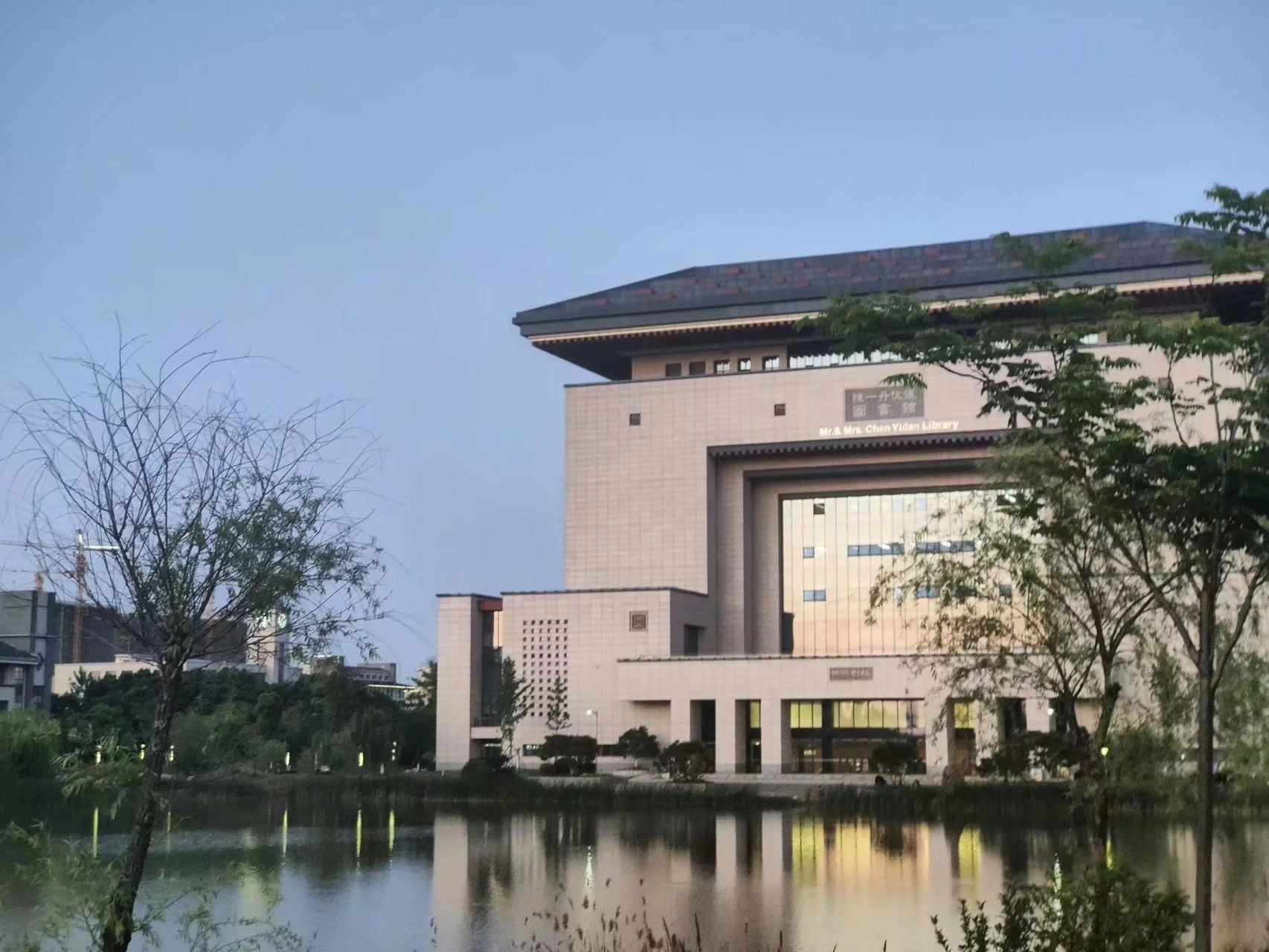 武汉学院位于美丽的黄家湖畔,学校有开设一本专业