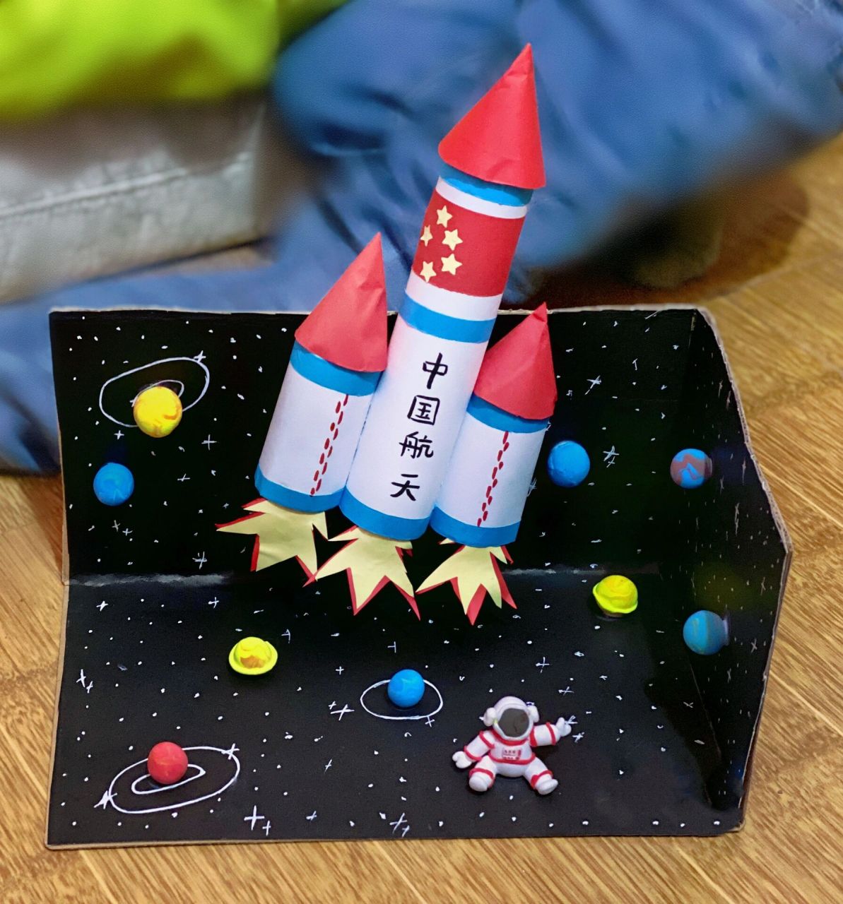 儿童旧纸箱制作宇航员图片