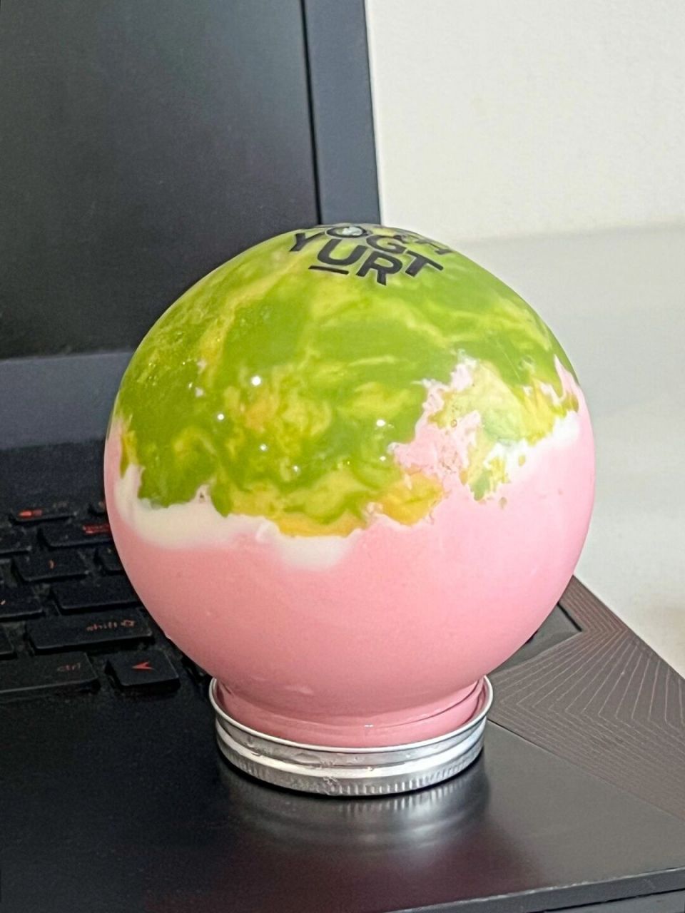 现眼包造型的酸奶🌍每次喝都被同事围观… 香蕉牛油果酸奶hin浓郁!!