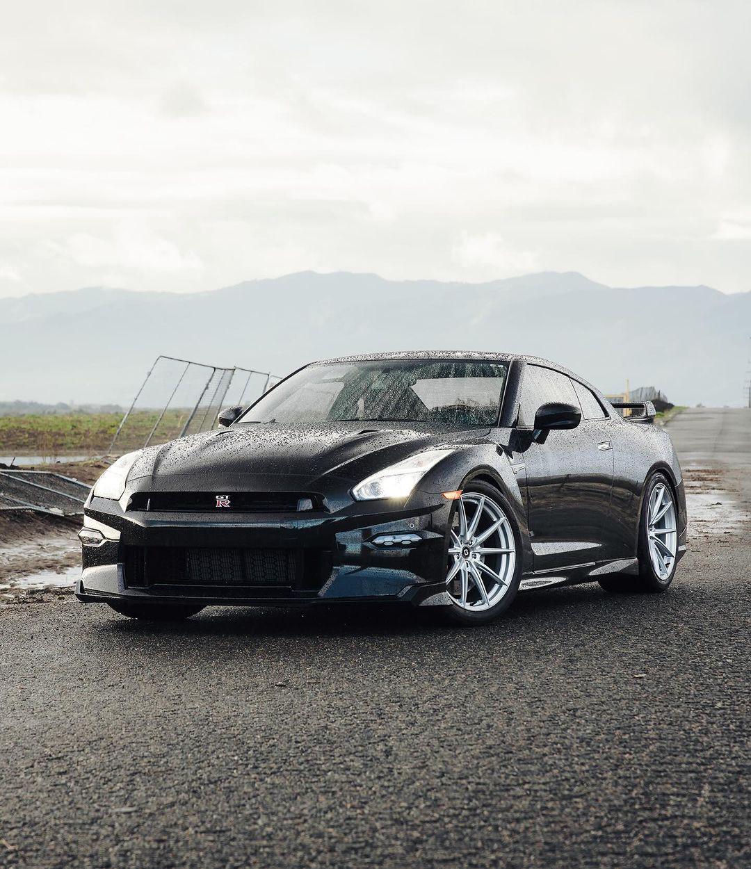 日产gtr是一款传奇的日本汽车制造商生产的拥有赛车血统的超级跑车