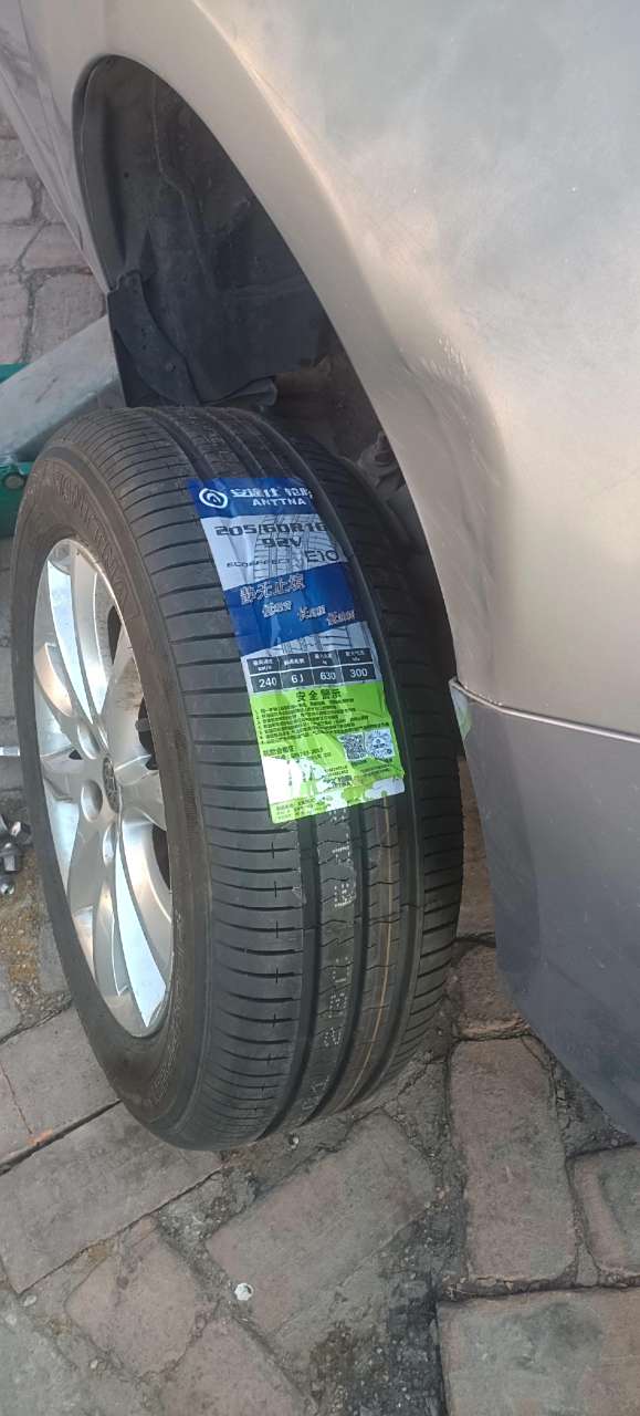 别克英朗前轮胎爆胎,市内救援中换安途仕双层轮胎一条,205/60/16耐磨